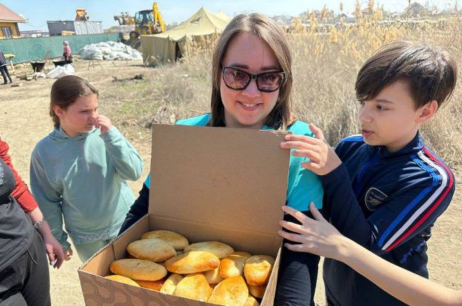 «Довира» украин ЭМО-ның өкілдері волонтерларды варениктермен тамақтандырды
