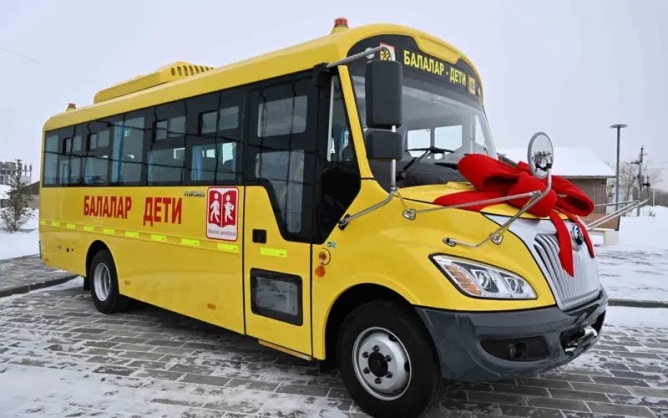 Президент Өскемендегі Үстел теннисі орталығын аралап, балаларға автобус сыйлады 