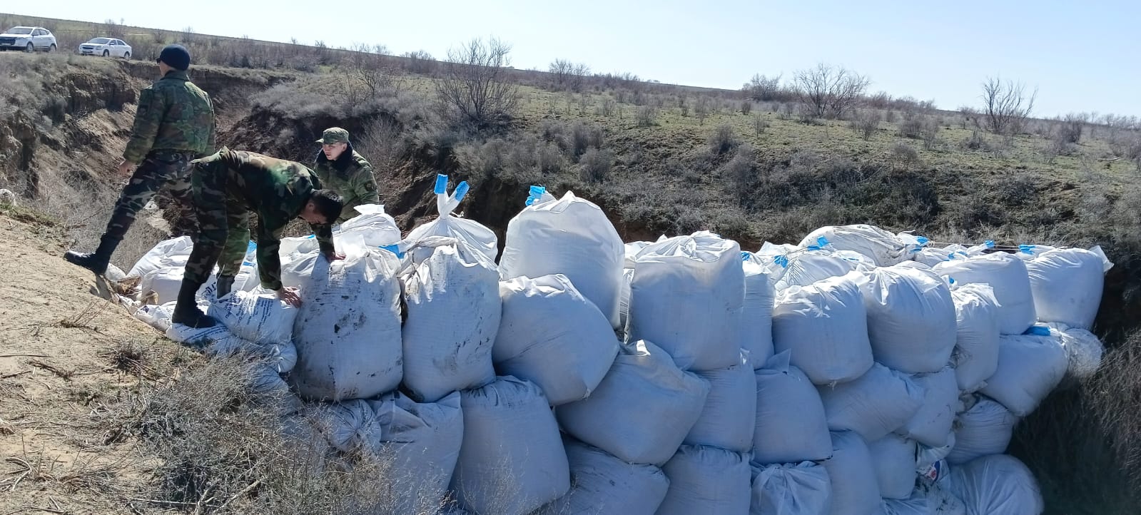 Атырауда Жайық жағалауын бекіту жұмыстары тәулік бойы жүруде