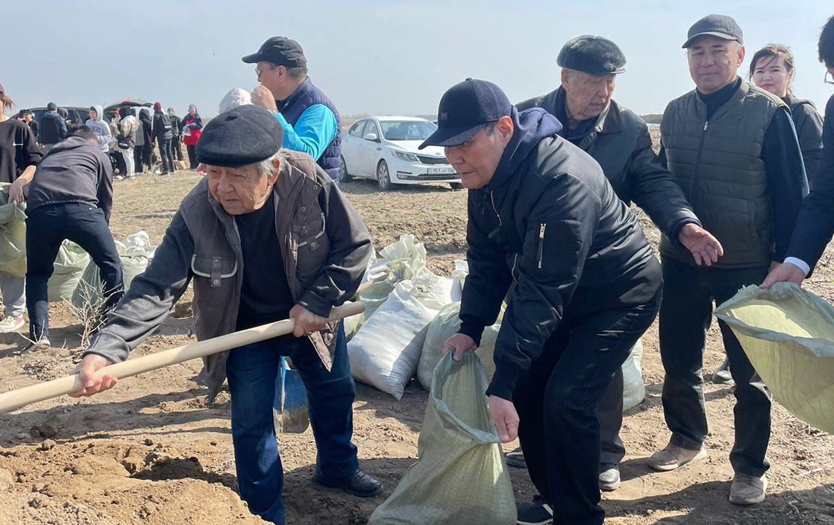 Илья Жақанов бөгет салып жатқан жастарға бата берді