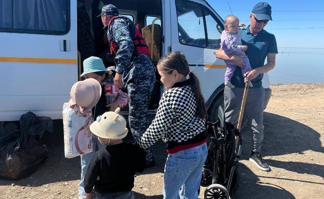 Атырауда эвакуациялық пункттердегі тұрғындар толықтай үйлеріне оралды