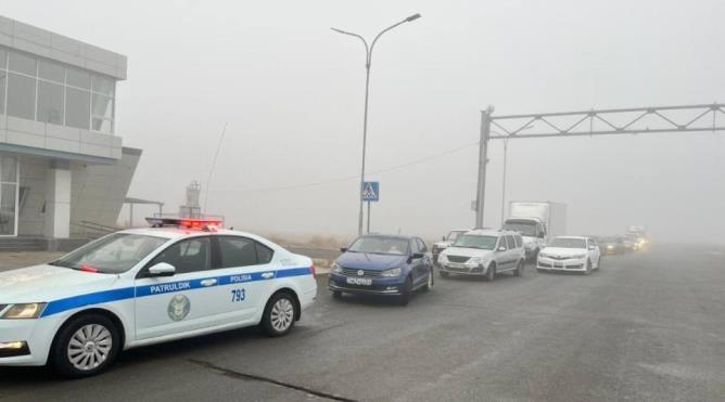 Атырауда жол сақшылары қалың тұманда қалған 1000-нан астам көлікті сүйемелдеу арқылы жөнелтті