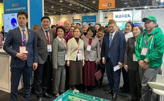 UTEBAYEV UNIVERSITY «BETT SHOW 2025» КӨРМЕСІНДЕ ӨЗ ЖОБАЛАРЫН ҰСЫНДЫ 