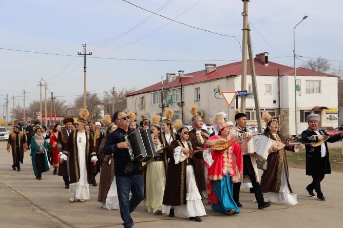 АУДАНДА ҰЛТТЫҚ КИІМДЕР ШЕРУІ ӨТТІ 