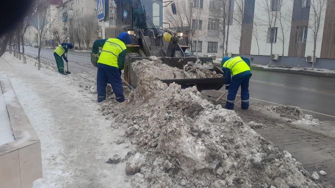 Атырауда 187 жол жұмысшысы үздіксіз қар тазалауда 