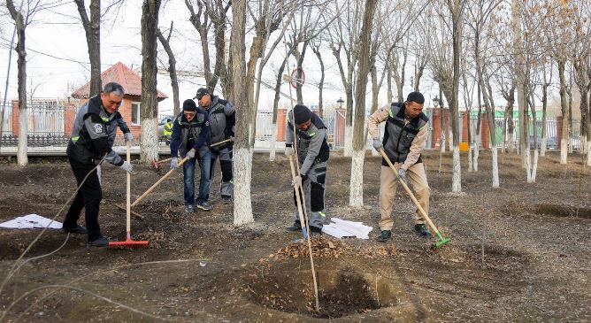 Атырау мұнай өңдеу зауытының қызметкерлері экологиялық тимбилдингке қатысты 