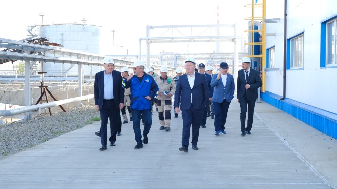 Атырау мұнай өңдеу зауыты Сенат депутаттарына экологиялық жобаларын таныстырды