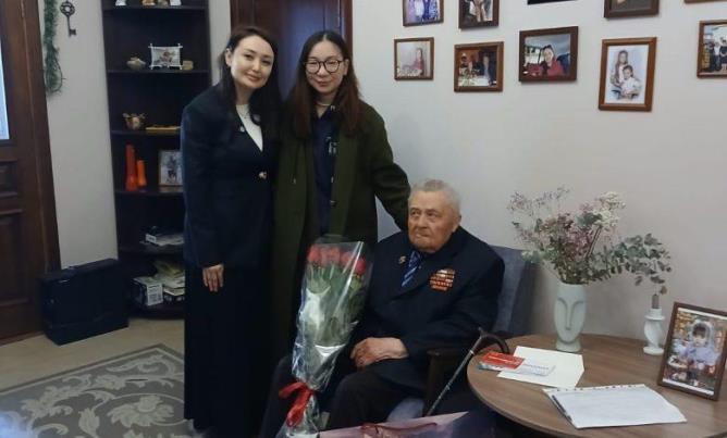 «Теңіз жүрегі» волонтерлері Атырауда тыл ардагерлерін Жеңістің 80 жылдығымен құттықтады 