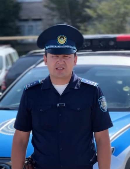    Полицейлер тас жолда жол қозғалысы ережесін бұзған жүргізушілерді анықтауда