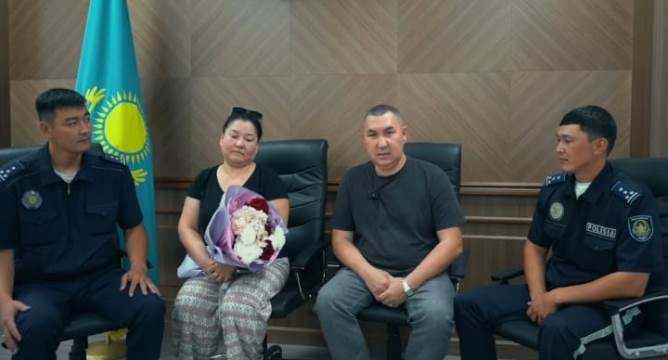 «Ерлік - ел есінде»: Атырауда полицейлер үш жыл бұрын құтқарылған азаматтың отбасымен кездесті