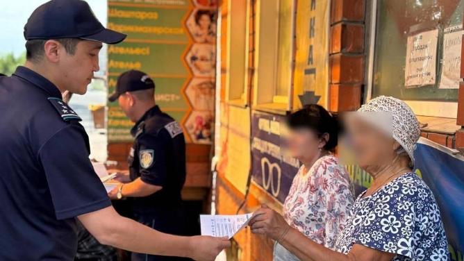 Атырауда полиция бет әлпетті жасыруға тыйым салынған заңдылықтарды түсіндіруде