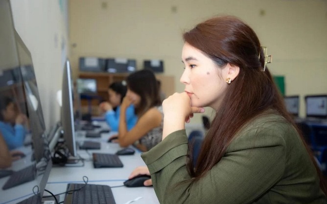 200 мыңнан астам педагог жасанды интеллектіні қолдануға арналған тегін курстан өтті  