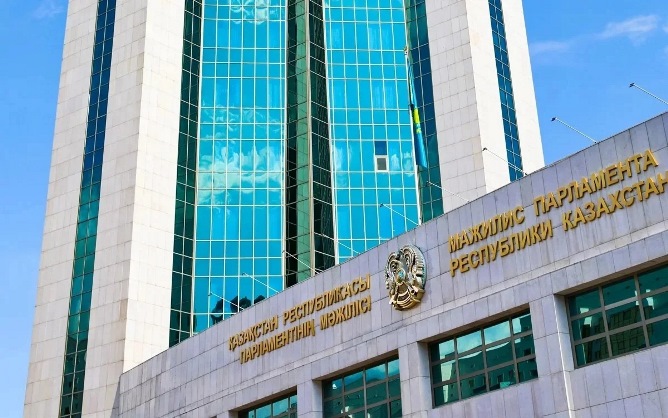 Мәжіліс жасанды интеллекті пайдалану ережелерін бекітетін заң жобасын талқылайды