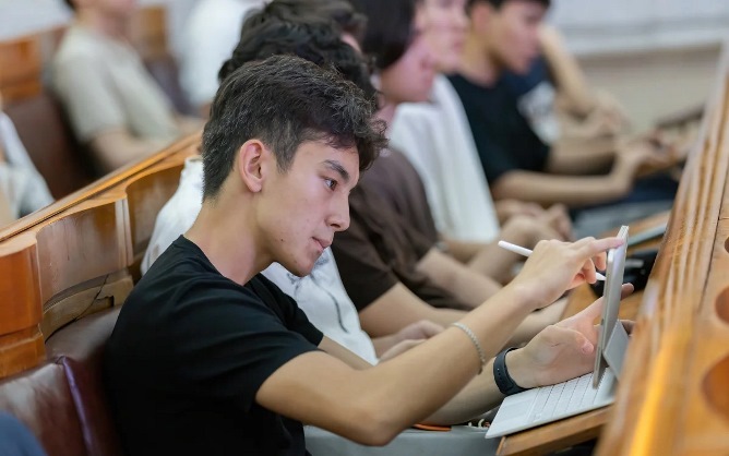 AI-Sana: Ақпаннан бастап әр студент ЖИ курсынан өтуге міндетті