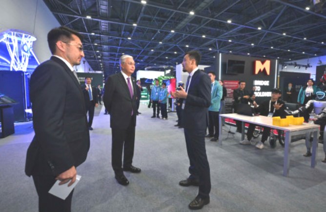 Мемлекет басшысы цифрлық шешімдер көрмесіне барды