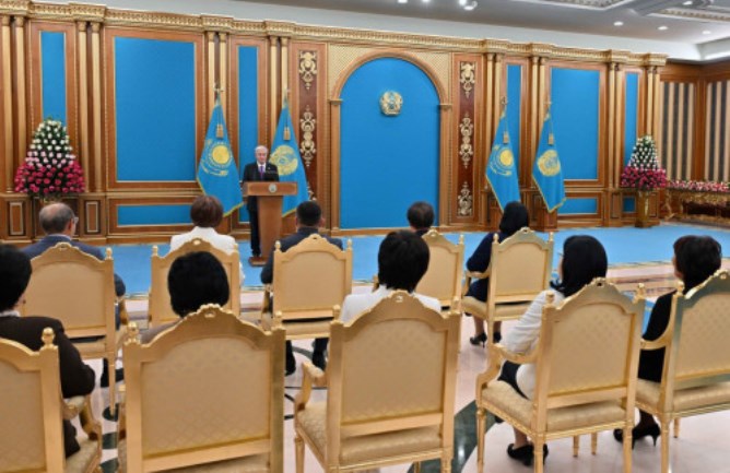 Цифрлық сауаттылықты балаларға мектептен бастап үйреткен дұрыс - Тоқаев