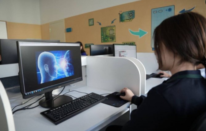 Келешек мектептерінің оқу бағдарламасына AI тақырыптары енгізілді
