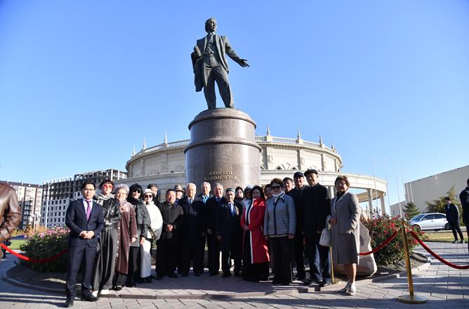 Атырауда Жұмекен Нәжімеденовтің ескерткішіне гүл шоқтары қойылды