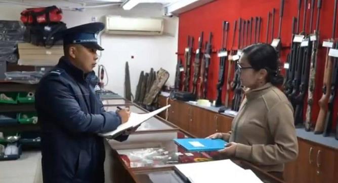 “Қару” іс-шарасы: Атырауда полицейлер қару-жарақ дүкендерін тексеруде