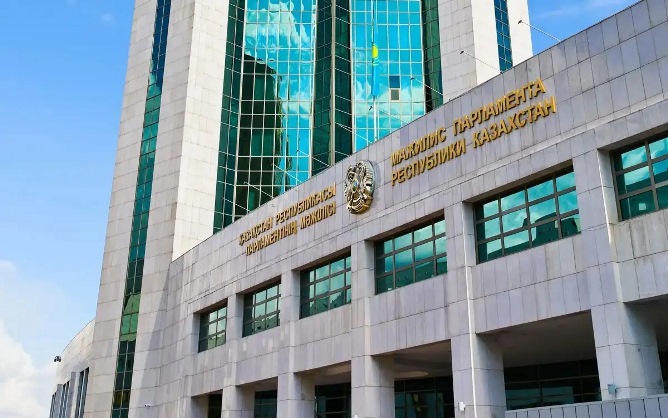 Мәжілісте заң мен тәртіп үстемдік ететін қоғам құруды көздейтін заң жобасы талқыланады