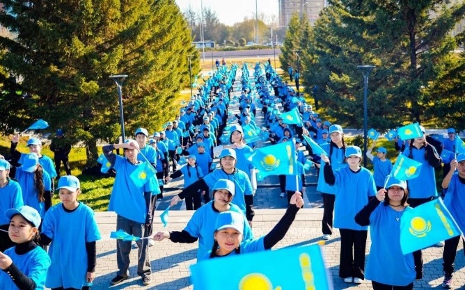 Республика күні: Астанада 1500-ден аса оқушы «Атамекен» әнін орындады