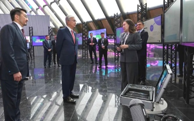 Президент Бейжіңде ЖИ бойынша өткен халықаралық олимпиада жеңімпаздарымен жүздесті