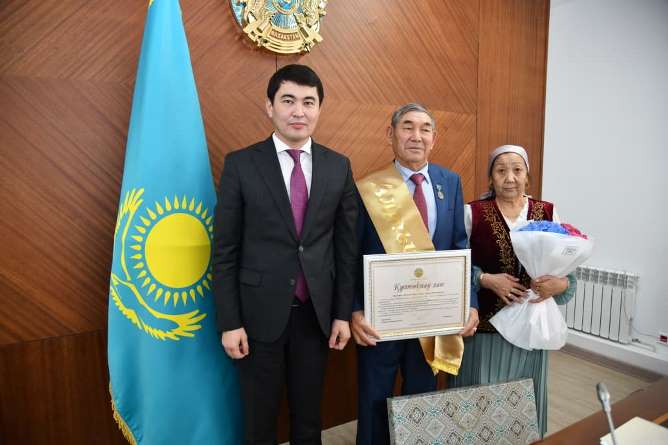 Атырауда ұзақ жыл отасқан ерлі-зайыптылар мен жас отбасыларға құрмет көрсетілді