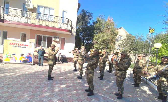 Ұлттық ұлан оркестрі Атырауда қарттар үйінде өнер көрсетті