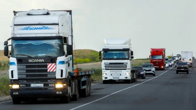 Жүк көліктерін заңсыз тіркеумен айналысқан топтың сыбайласы Ресейден экстрадицияланды