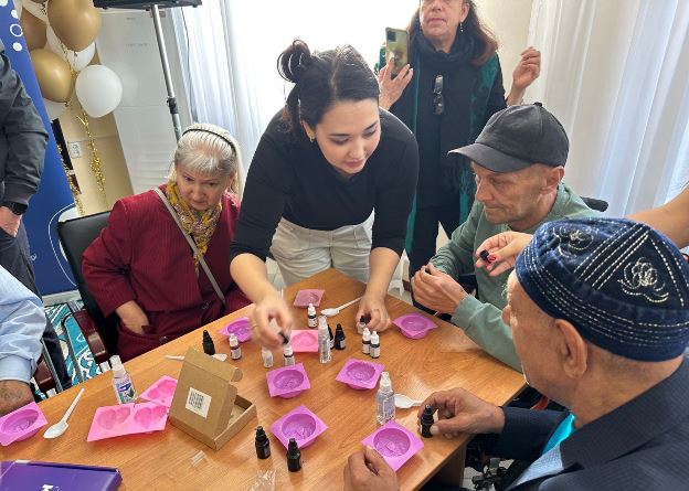 Атырауда қарттар үйінің тұрғындары сабын қайнатуды үйренді