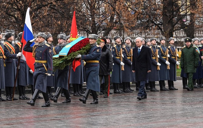 Мемлекет басшысы «Белгісіз жауынгер бейіті» ескерткіш мемориалына гүл шоғын қойды
