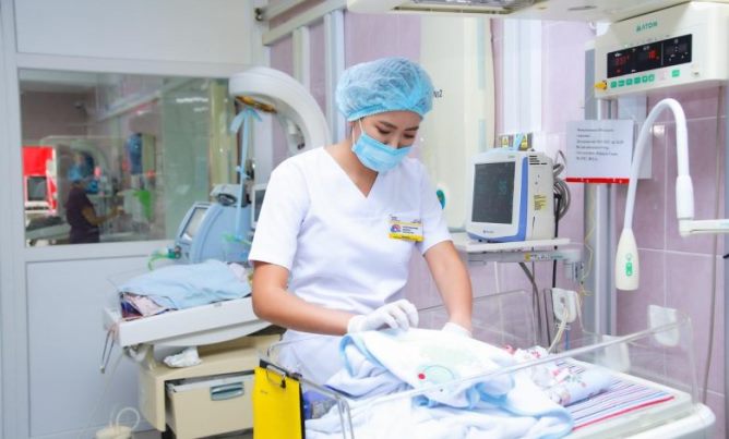 Атырауда тағы екі аурухана жаңа туған нәрестелердің өмірін сақтауға арналған жаңа жабдыққа ие болады