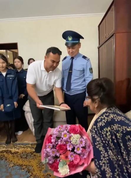  Қарттар күні: «Жас сақшы» сыныбы Асқар Бисекеновтің анасына арнайы барды