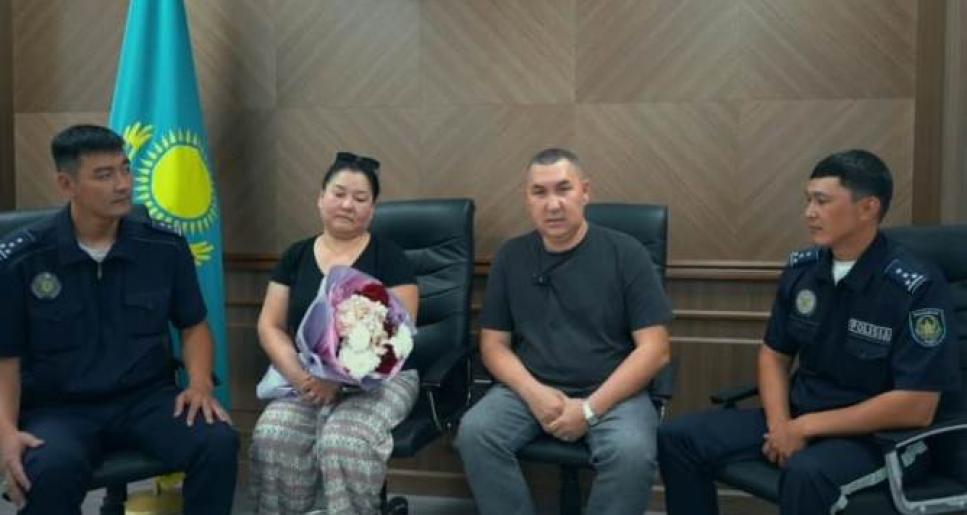 «Ерлік - ел есінде»: Атырауда полицейлер үш жыл бұрын құтқарылған азаматтың отбасымен кездесті