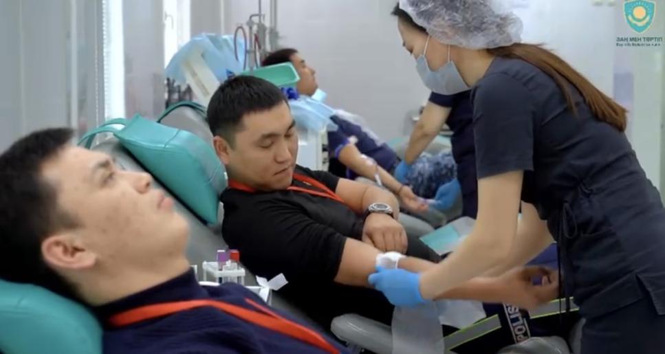 «Өмір сыйла – Донор бол»: Атырауда полицейлер жол апатынан зардап шеккендерге арнап қан тапсырды