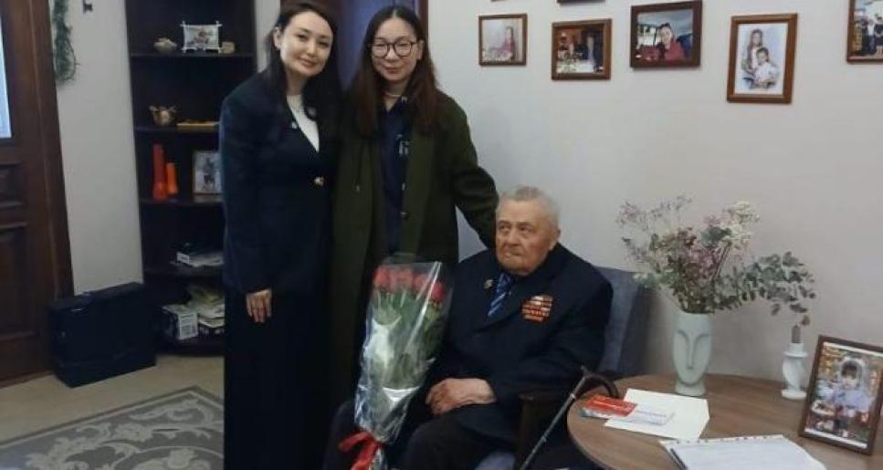 «Теңіз жүрегі» волонтерлері Атырауда тыл ардагерлерін Жеңістің 80 жылдығымен құттықтады