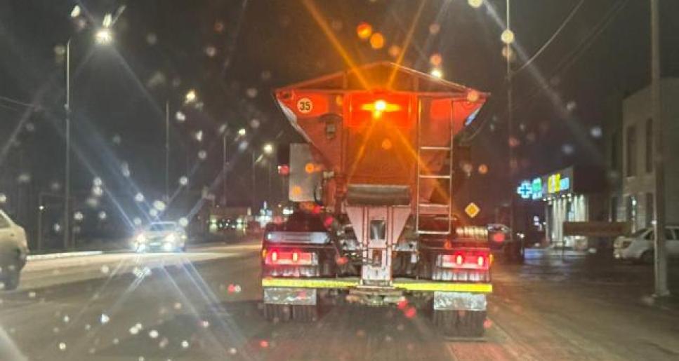 Атырауда ауа райының бұзылуына байланысты жолдарға 64 текше метр реагент себілді