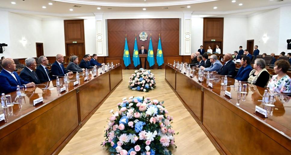 Премьер-министр Олжас Бектенов құрылыс саласының қызметкерлеріне Мемлекет басшысының атынан марапаттар табыс етті