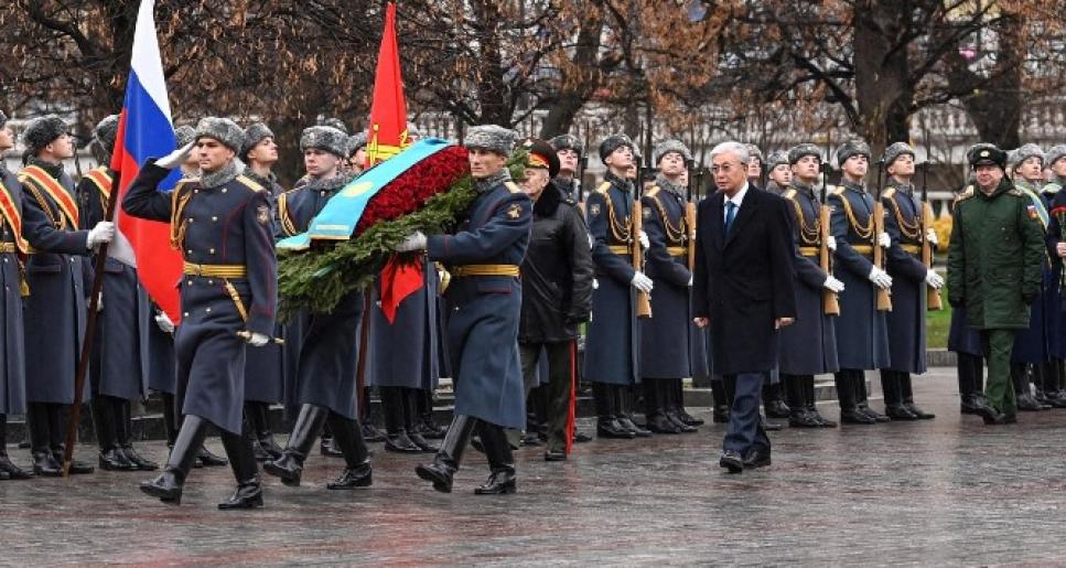 Мемлекет басшысы «Белгісіз жауынгер бейіті» ескерткіш мемориалына гүл шоғын қойды