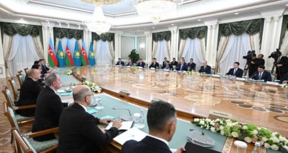 Мемлекет басшысы қазақ-әзербайжан қатынастарының жоғары деңгейге жетуіне, ең алдымен, Президент Ильхам Әлиев елеулі үлес қосқанына назар аударды