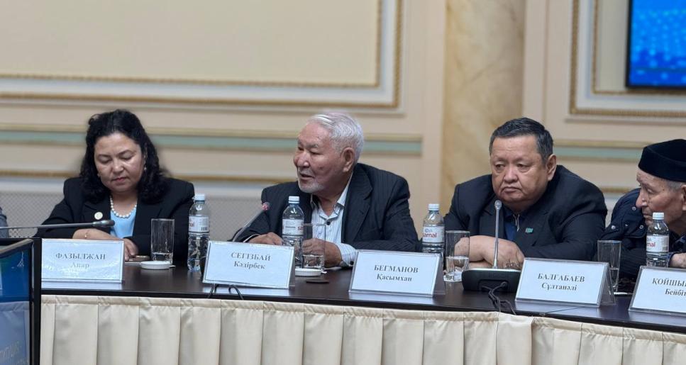 Жаңа Конституция жобасы талқыланды Алматы қаласындағы Достық үйінде Қазақстан Жазушылар одағының ұйымдастыруымен жаңа Конституция жобасын талқылауға арналған мазмұнды жиын өтті