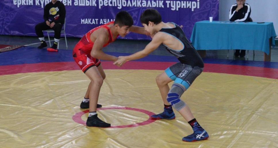 БАЛУАНДАР БОЗ КІЛЕМДЕ БЕЛДЕСТІ