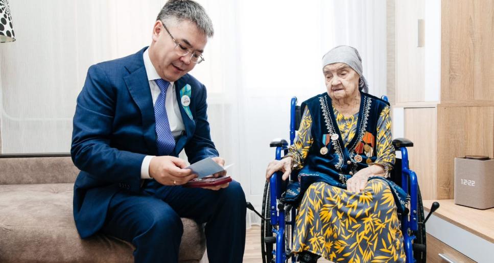 Серік Шәпкенов концлагерьде тұтқында болған Екатерина Абсатырованы құттықтады